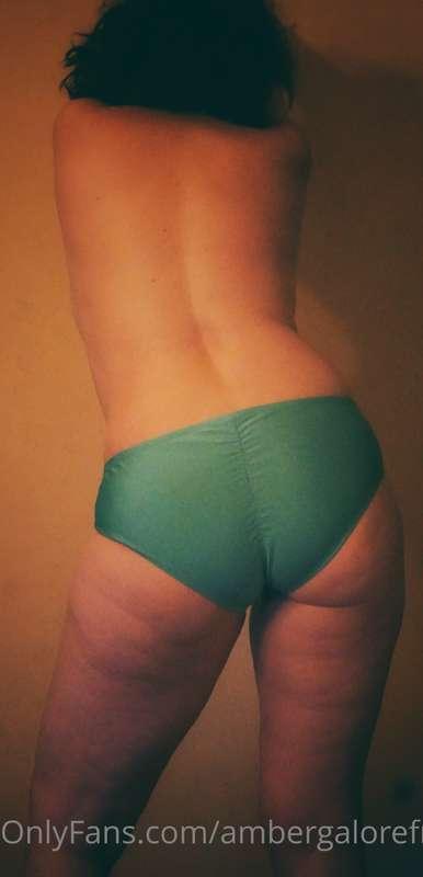 I wanted to show you my green bikini bottoms 💋