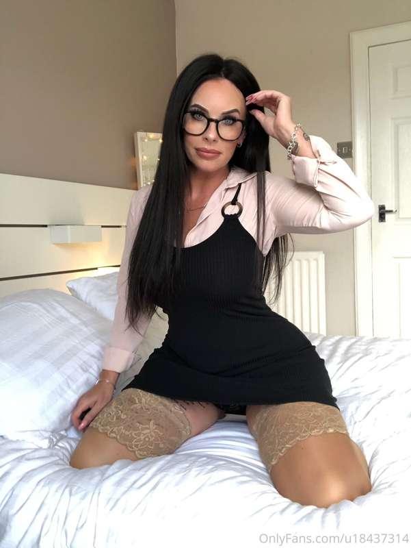 Are we staying at home today to play?? 🖤