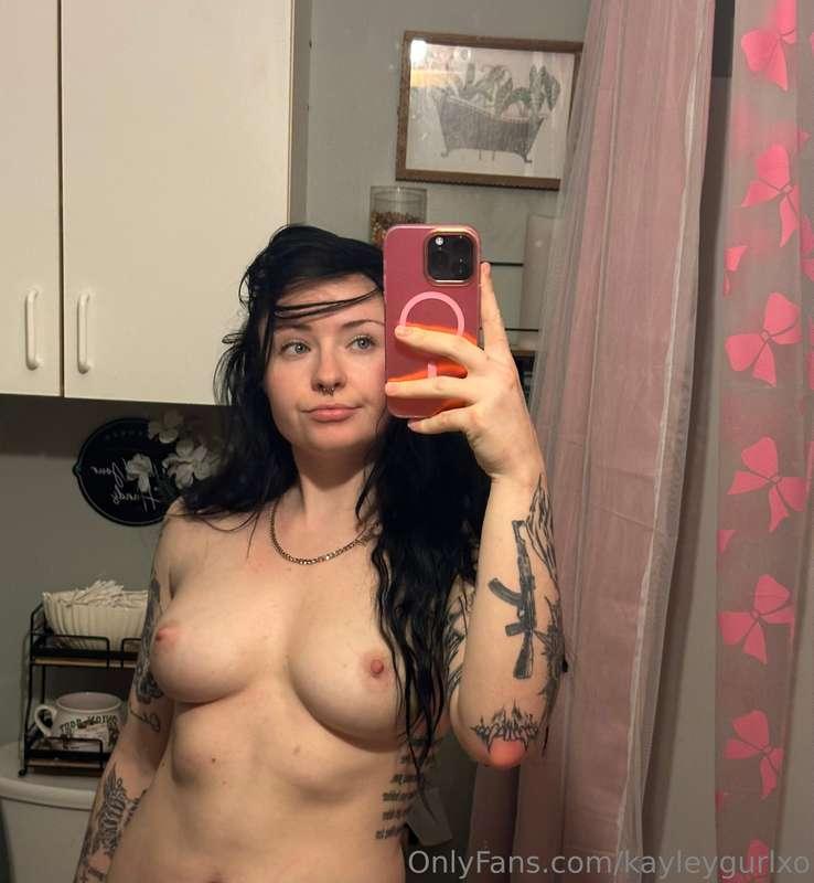 ok be honest. do i look chubby?🤣🤣 i haven’t been to the gym ..