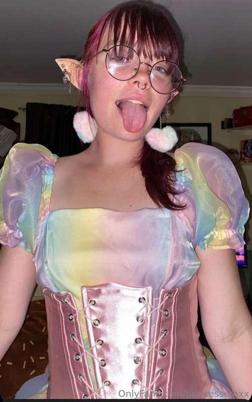 would anyone wanna see some cosplays or dress up content? i ..