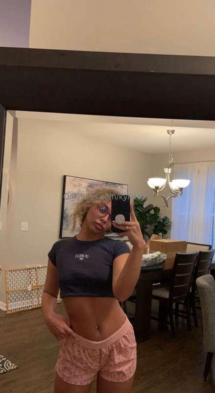 Hi!! I’m going live on @kyliezionvip at 1pmEST!!! 