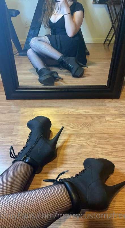 Pretty in black 🖤🖤