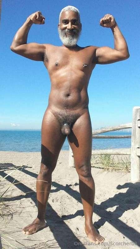 Flex Friday!#beard #musculardaddy #gay #feet #gaycruising #b..