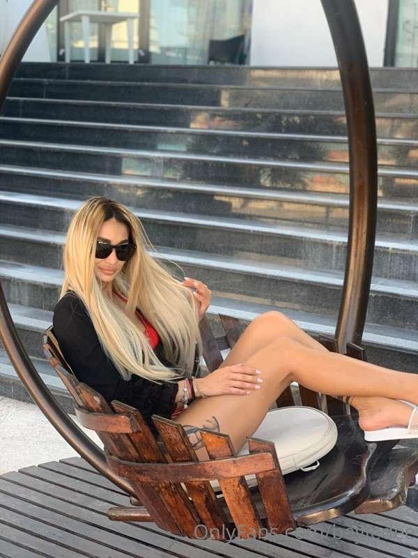 Waiting for you in my DMs 💋🔥🔥