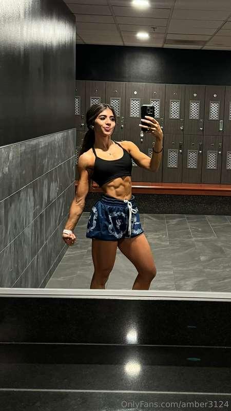 Flexing for you 😏💪 Wanna see how strong I really am? DM me a..