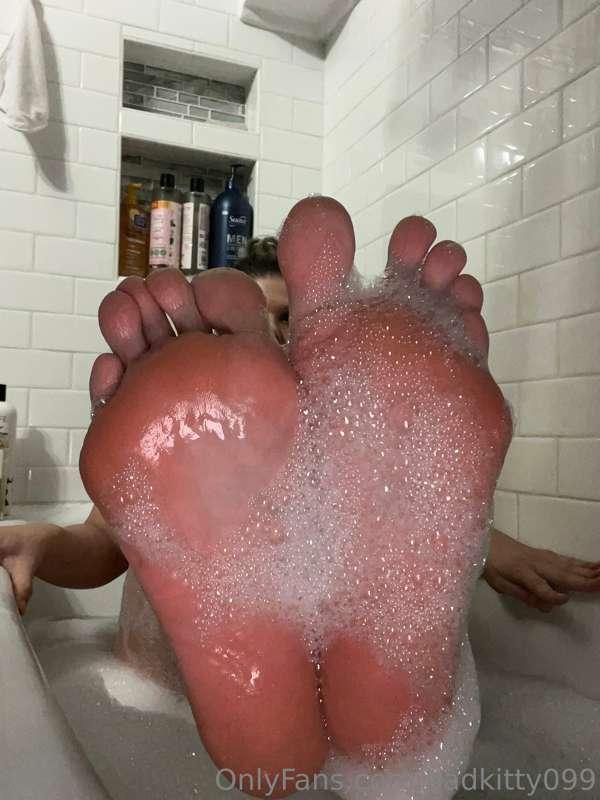 Come have fun in the bath with me