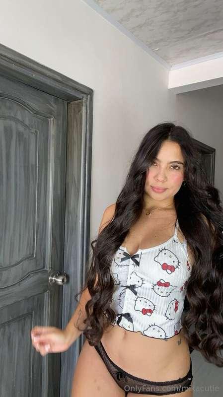 Tell me… are you more into my smile 😊 or my curves 🍑?