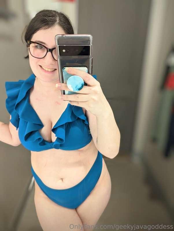 Throwback trying on bikinis in the fitting room :)