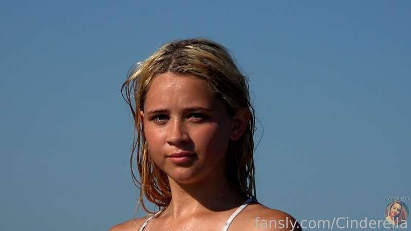 Pink Rabbit - Fun on the sand Part 5 (Photo)