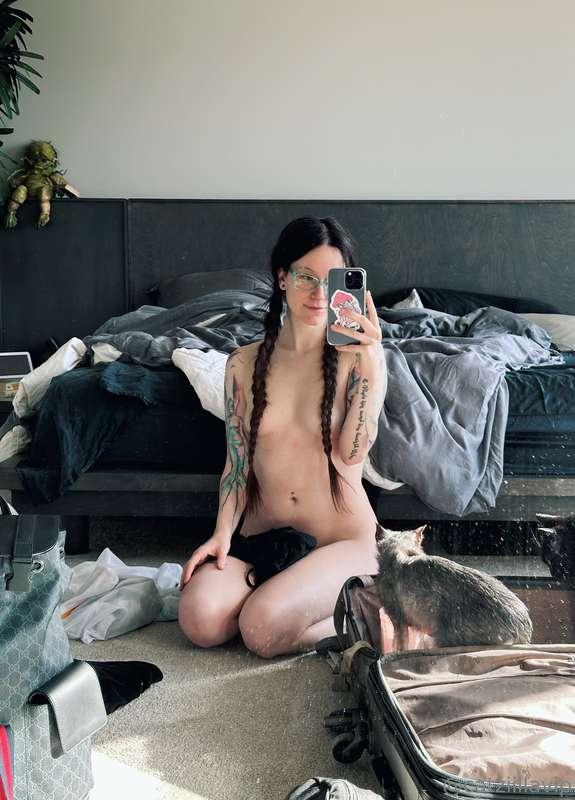 Today was a sleepy unpacking day 😳 I also did my nails and n..