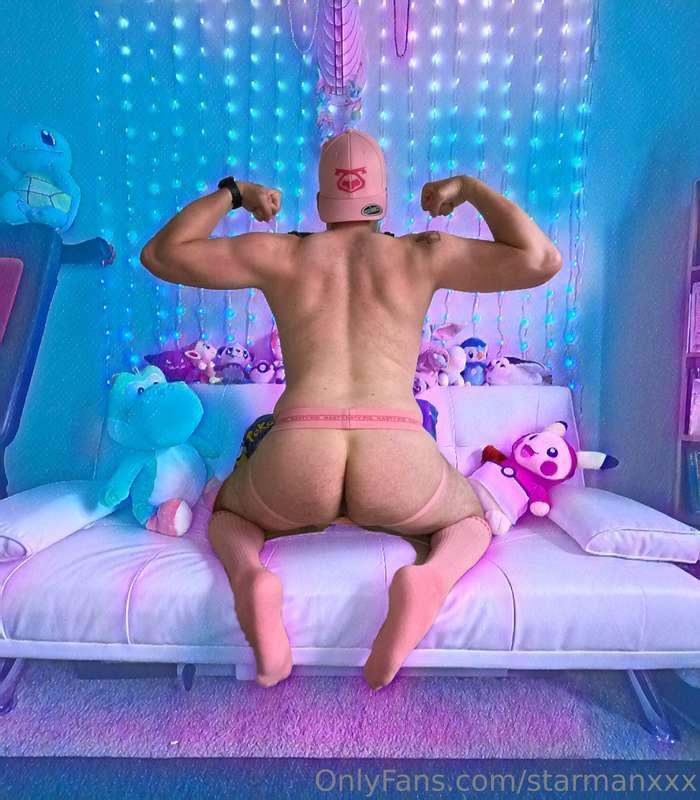 On Wednesdays, we wear pink jockstraps 💗🍑