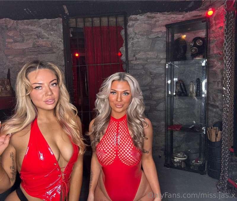 Have you seen us fuck in the hot tub yet? 