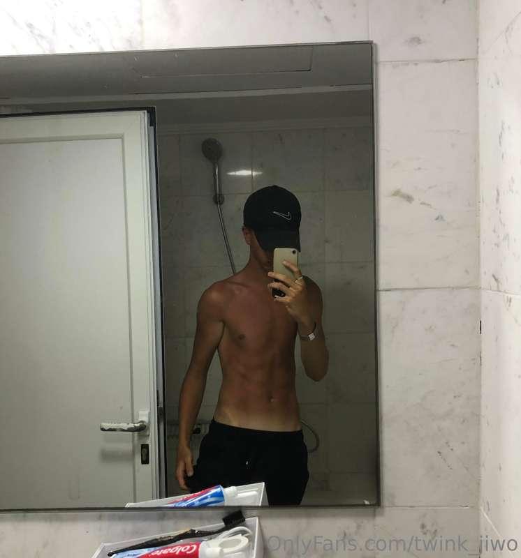 Get on your knees and give me a blowjob 😋