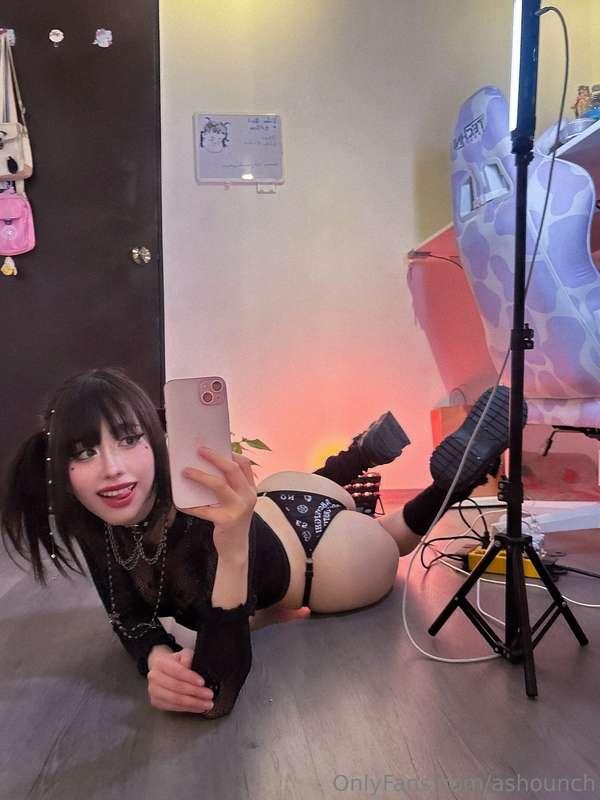Asho tu caliente nena gótica traviesa jugando frente al espe..