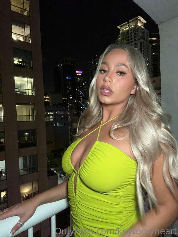 DM me 🎈 for 20% off all content! 😝