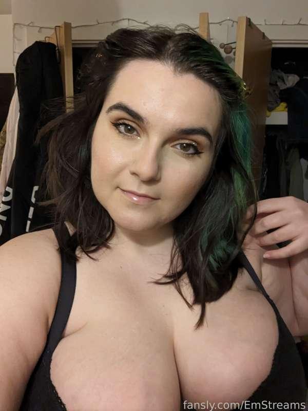 🎶 Lucky that my breasts are small and humble
So you don't confuse 'em with mountains 🎵

Those lyrics will never apply to me 😣

HAPPY HUMP DAY 😋

#fyp #british #bigboobs #curvy #twitch 