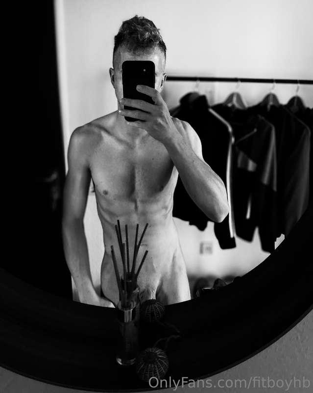 mister black and white 📷