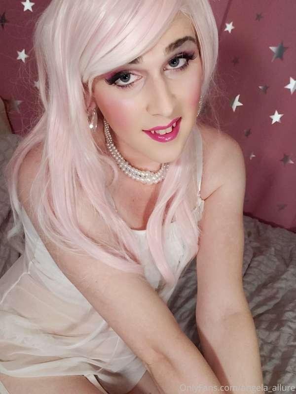 Rest of the photoset from this new video coming out soon! 🌸🤍
