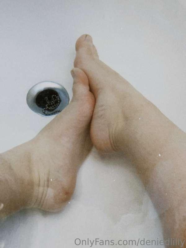 Who wants to join me in my bathtub and give me a feet massag..