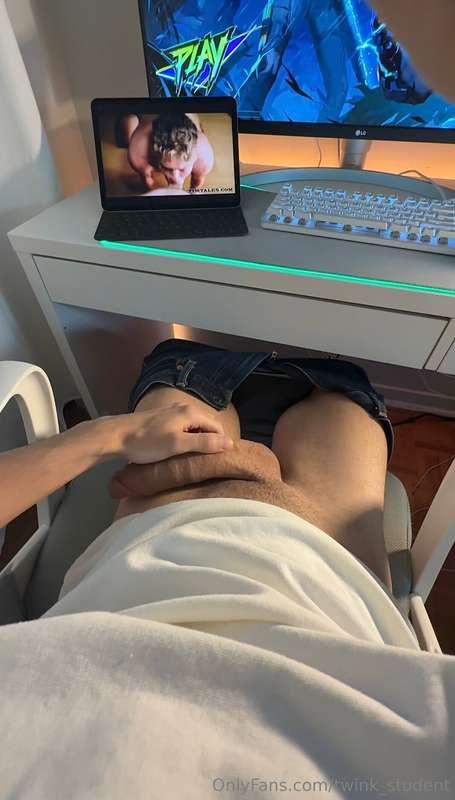 Rainy day = jerking off