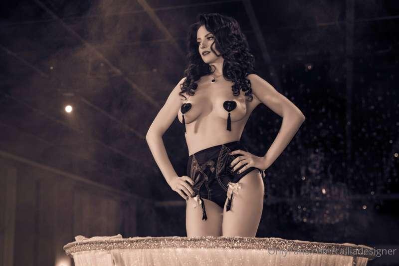 Burlesque (Huge Martini Glass)
🎊🎉