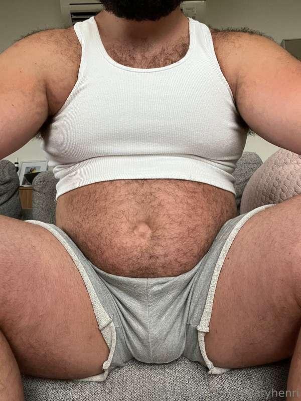 Feeling extra big in a crop top. Help me grow even more 🥩🍕💪