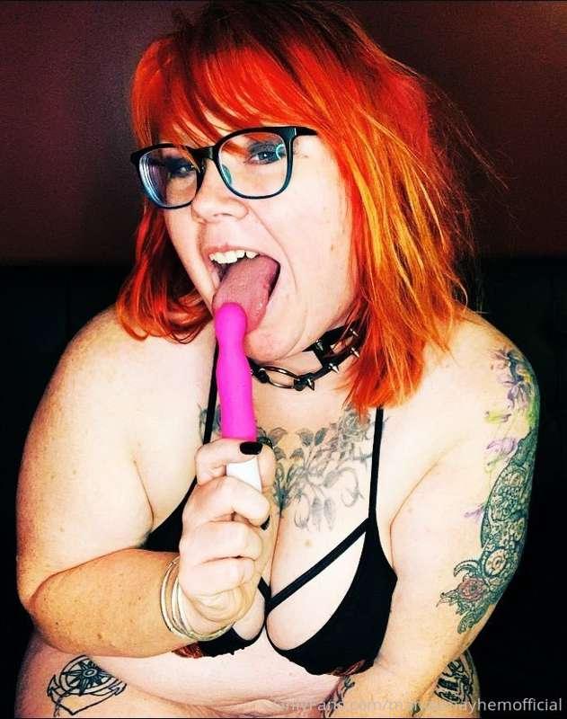 Check out these photos of me playing with my new vibrator!🔥 ..