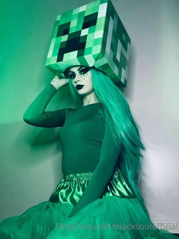I look fat but sexy creeper ?