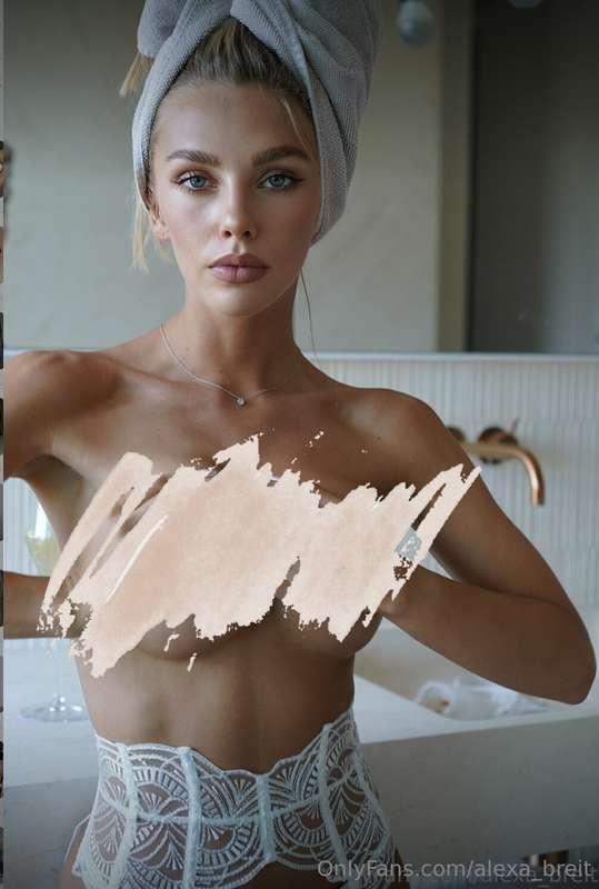 wet. hot. and topless 🛁💦 my titties are just waiting for you..