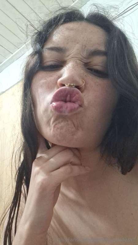 A kiss in a picture… the rest in your fantasies 💋