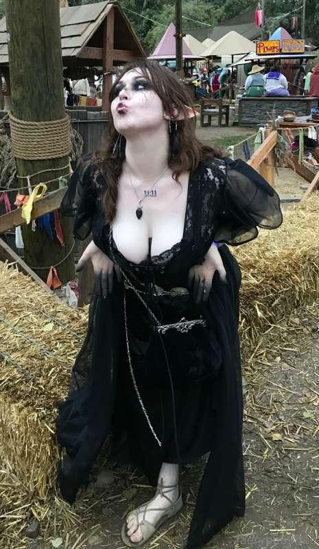 Happy Halloween 🎃 🧝🏼‍♀️ 🖤