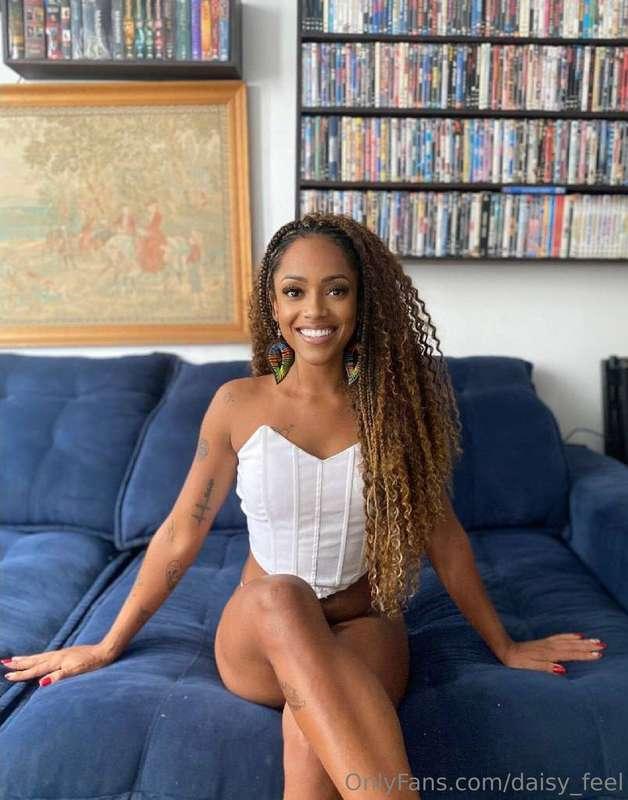 Real enchantress @vitoriaxo is the goddess of exclusive cont..