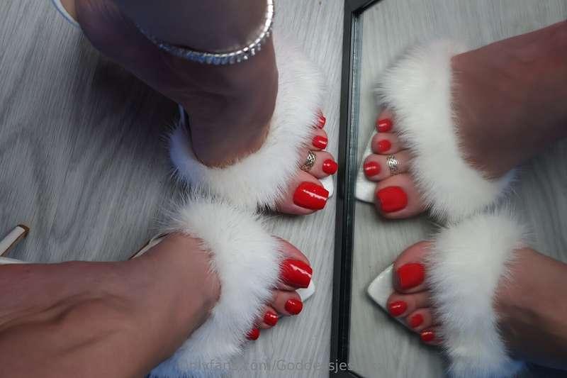 pretty red toes in front of mirror!❤️ 🔥