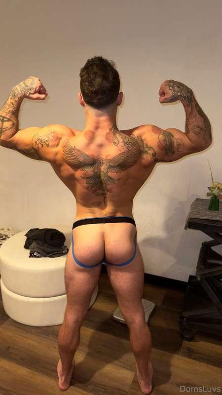 All this muscle and still keeping that ass fat 🍑😏😂