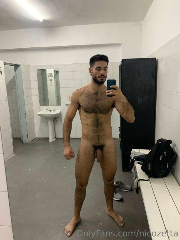 Body check after taking a shower at the gyms lockers 😈