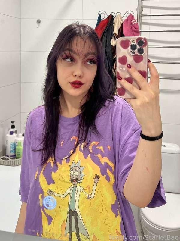 The first time I decided to make bangs and spontaneously took the scissors in my hands and did all the work, a little worried 🙃 I will meet the new year with a new hairstyle, lucky that I did not decide to make a spontaneous bob 😁 Although before the new year there is still time .... 

#brunette #girlnextdoor #teen #egirl #cutegirl #cutie #studnet #curvy #nerdy #gamer 