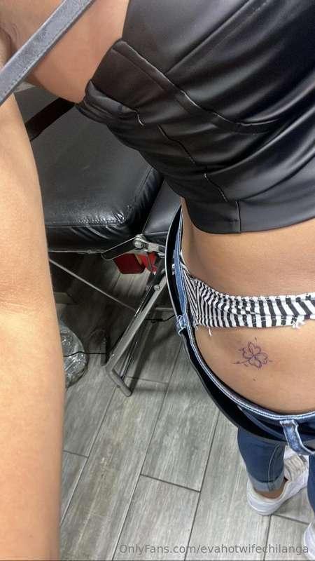 Así comenzaba a tatuarme la nalga sin saber cuantos machos l..