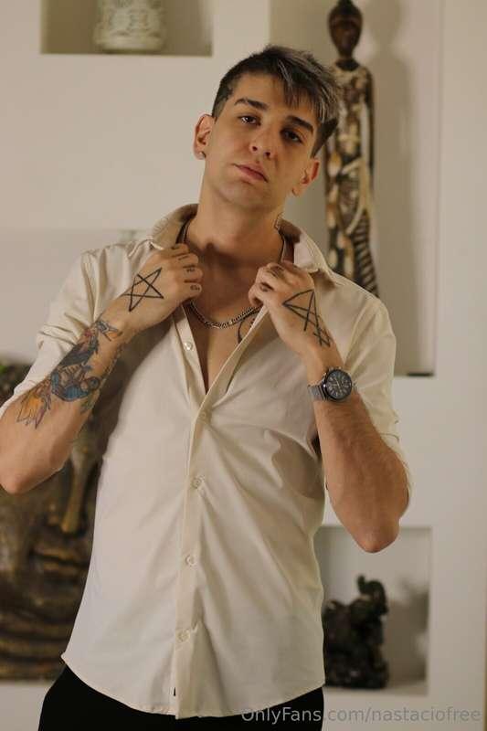 Mi amigo @crislong esta experimentando con su sexualidad 😏😏S..