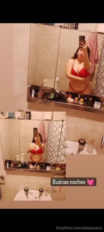 Do you like how my red outfit looks on me?😻😋
