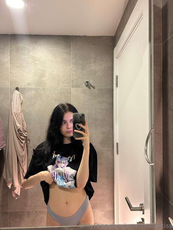 Well… the shirt kinda lifted itself 👀