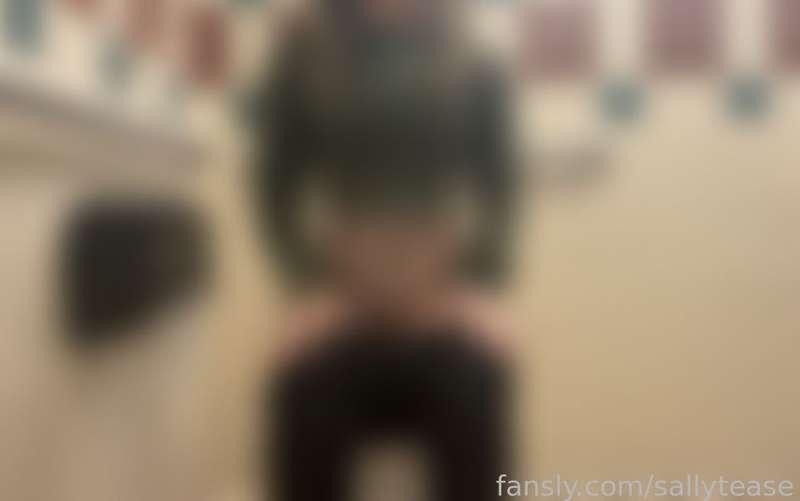 Post workout pee 💦💦 sorry I accidentally tooted in this one 🙈🥺 don’t watch if that’s not your thing hehe if it’s tho then enjoy 😜

#fyp #toot #pee #pisskink #peeing #pissing #pissfetish #peefetish #fetish #kink #fart 