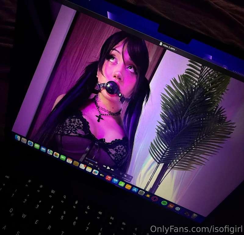 estoy editando mi primer video largo y súper spicy para aquí..