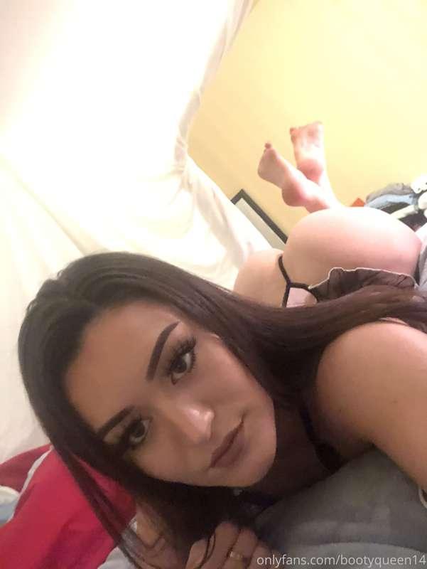 Dropping a video playing with my ass tonight 😁 who tf is rea..