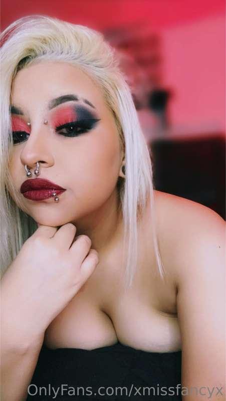Sent some new pics to your DM’s 😘🖤🤍✨