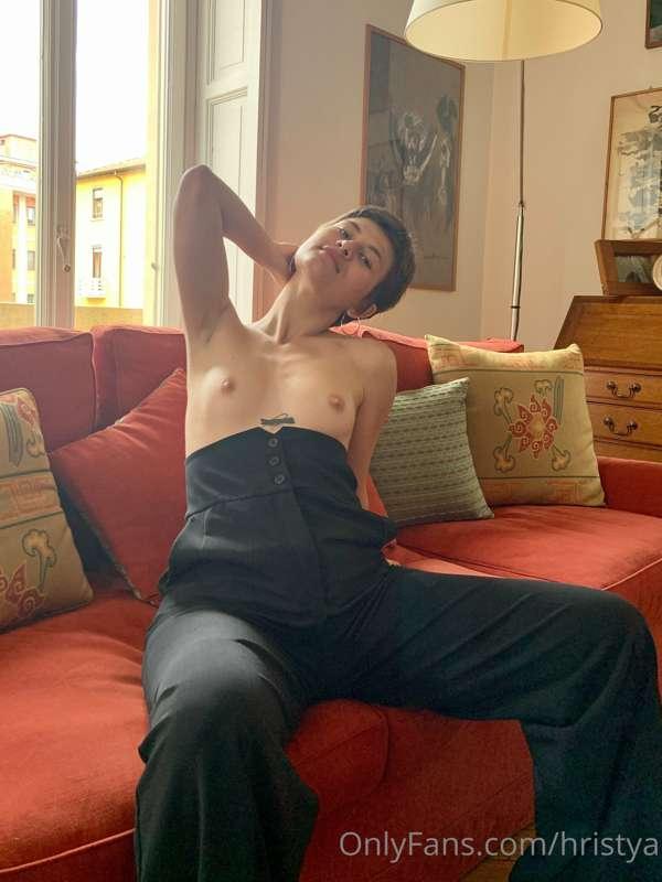 Hello, guys.  Send a little tip if you wanna get 5 hot naked..