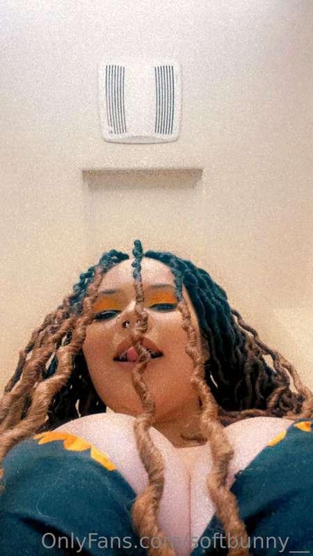 🫣 peak a boo 🤭