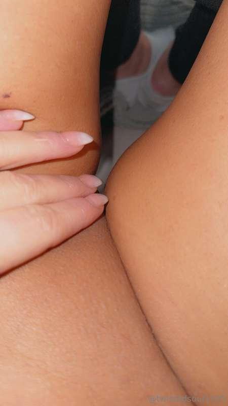 Throw me a tip and I’ll fill your dm with pussy pics ! 