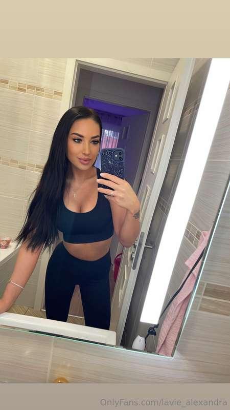 Confidence & glow ✨🖤 Post-workout and still full of energy! ..