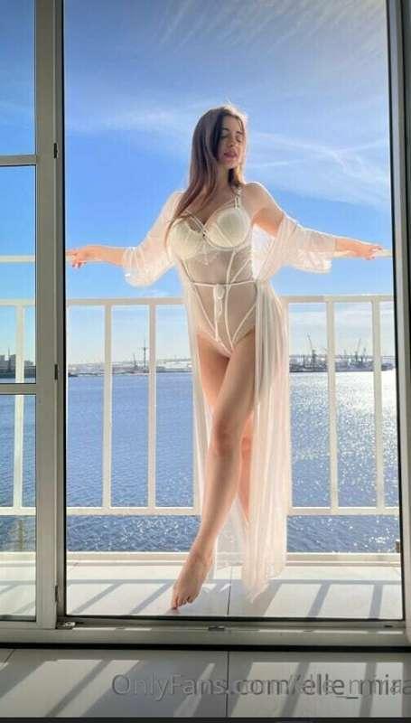 # 𝓨𝓸𝓾 𝔀𝓸𝓴𝓮 𝓾𝓹 𝓲𝓷 𝓽𝓱𝓮 𝓶𝓸𝓻𝓷𝓲𝓷𝓰 𝓪𝓷𝓭 𝔀𝓮𝓷𝓽 𝓸𝓾𝓽 𝓽𝓸 𝓽𝓱𝓮 𝓫𝓪𝓵𝓬𝓸𝓷𝔂 𝓪𝓷𝓼..