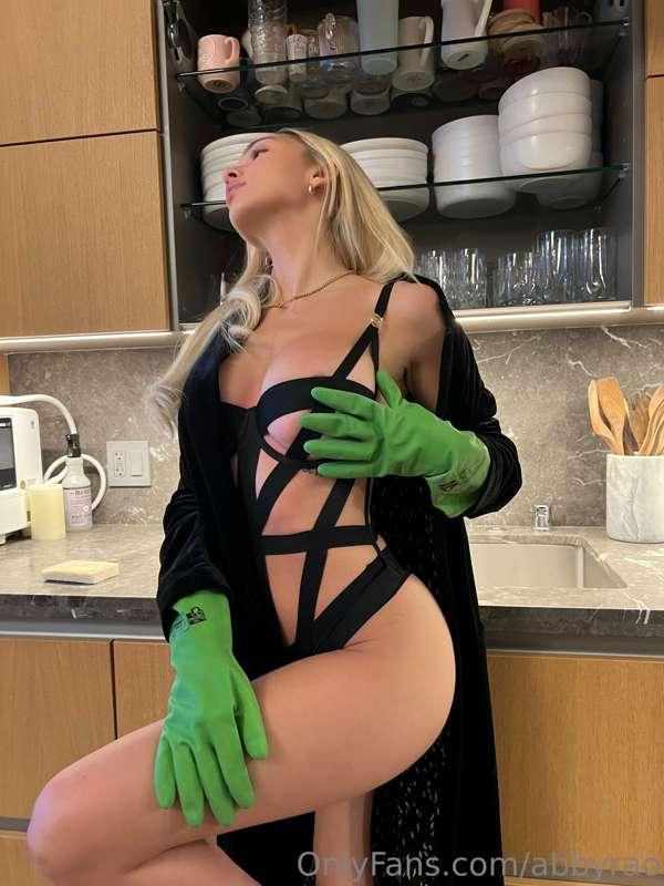 Maid Abby got you dirty while cleaning up… DM me a “🧽” if yo..